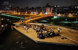 首獎：山水天空-文山區環境藝術行動
得獎原因：
討論環境與活動延伸可能性，運用木平台延續、串接人行動線的實驗性鋼架結構，顛覆既定活動空間界限，展現地景式人文休憩空間想像。整體而言，本屆獲獎作品較以往更加著重於傳達對人文之關懷、歷史建築之尊重及對都市空間品質的注重。