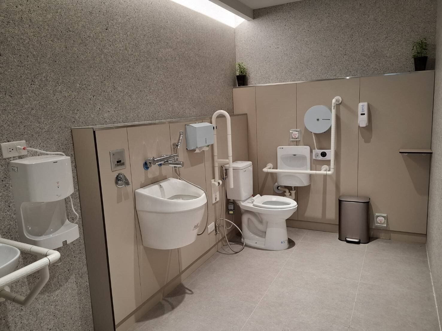 桃園觀旅局打造一座結合性別友善、親子、全齡的，可同時供高齡者或嬰幼兒或全家人一起使用，兼具照顧者或被照顧者可同時使用需求為特色風格的「多功能型廁所」。圖：觀旅局提供