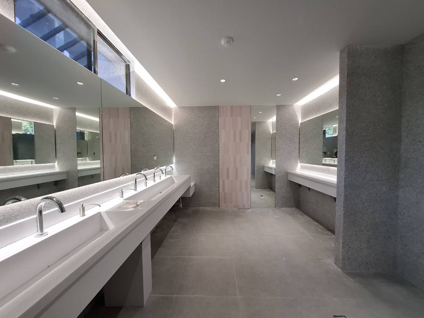 北橫遊客中心廁所導入智慧感應設計採用以調節廁間與公共區自動照明、排風及在席感應顯示使用狀況等智慧化設備。圖：觀旅局提供