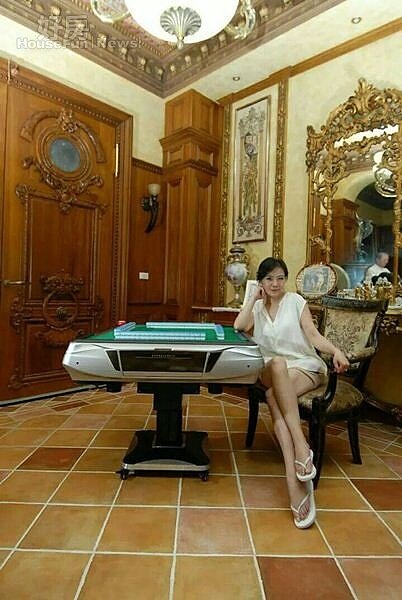 1.小潘潘婚後與夫婿住在南投山區，透天別墅的裝潢宛如古堡。