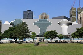 被國際媒體譽稱為「世界第九大新地標」的「臺中國家­歌劇院」。
