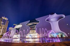 由日本建築大師伊東豊雄所設計，且被國際媒體譽稱為「世界第九大新地標」的「臺中國家­歌劇院」。