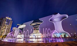 由日本建築大師伊東豊雄所設計，且被國際媒體譽稱為「世界第九大新地標」的「臺中國家­歌劇院」。