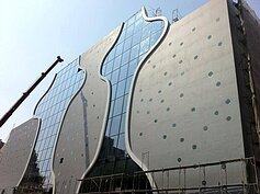 由普立茲克（PRITZKER）獎得主伊東豊雄設計的臺中國家歌劇院即將落成，為世界第一例全面非標準化曲牆、無柱、無樑的混凝土數位建築工程，前衛的設計，成為臺灣站上國際舞台的新地標。