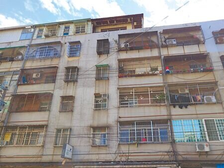 
台中市共計1.7萬棟無電梯公寓，根據市府統計，高達568名長者窩居在不友善的老舊公寓。（陳淑娥攝）
