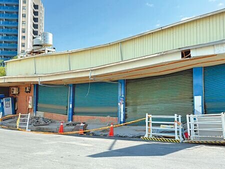 
為改善高雄楠梓區盛昌街排水不利，高市水利局民國114年初委託廠商施作「盛昌街雨水箱涵工程」，不料開挖後發現管線遷移難度高，又因工法問題，造成鄰近超市地層下陷變危樓倒閉。此圖可見倒閉超市大門明顯傾斜變形。（紀爰攝）
