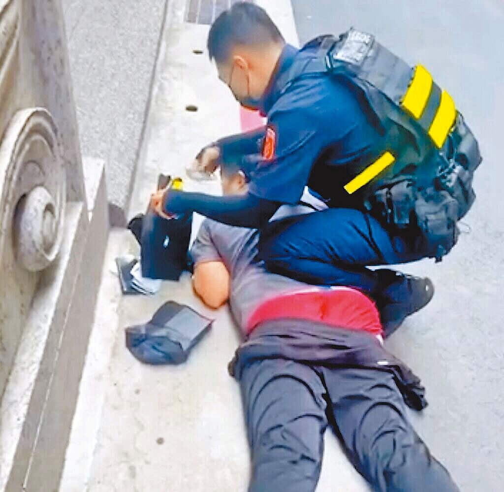 馬來西亞車手來台犯案數據激增，圖為警方壓制逮捕馬國車手，搜出贓款與提款卡。圖／警方提供
