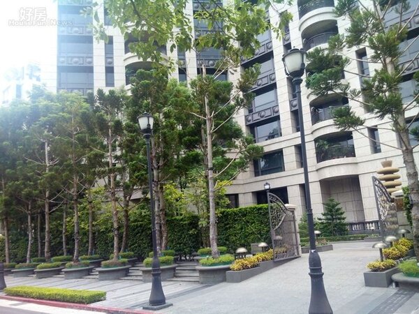 2中庭種植花樹，隱密性高，保障住戶隱私。