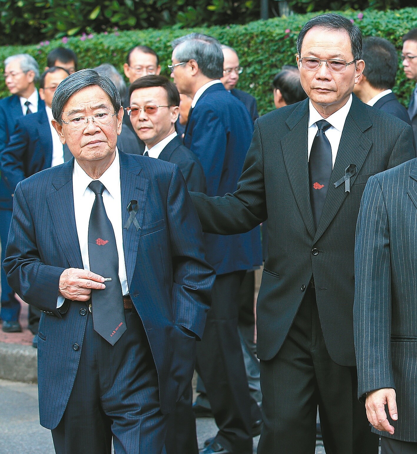 台塑創辦人王永在昨天辭世，台塑董事長李志村（左）與總經理林健男（右）等高層上午前往王永在住處悼念。 記者余承翰/攝影