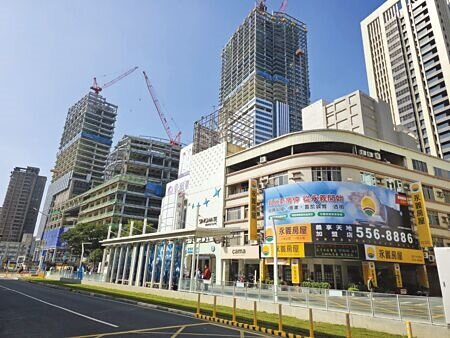 
目前施工中的富邦BOT商場開發案，預定2026年完工，將成房市主力推手。圖∕永義房屋高雄義享天地加盟店
