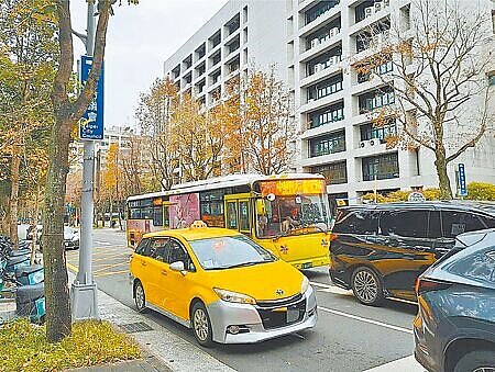 
每逢跨年晚會、演唱會等大型活動散場，或周末深夜信義區夜店打烊時段，常有計程車坐地起價，不依跳表計費、拒載短程乘客。圖中並非當事計程車。（本報資料照片）
