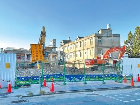 「金城西南門里公所暨周邊地區公辦都更案」施工噪音引發家長擔憂,恐影響附近學校學生上課品質,金城國中邀環保局到校量測現場噪音狀況,測得最高僅61分貝,仍在法規容許範圍內。(于家麒攝)