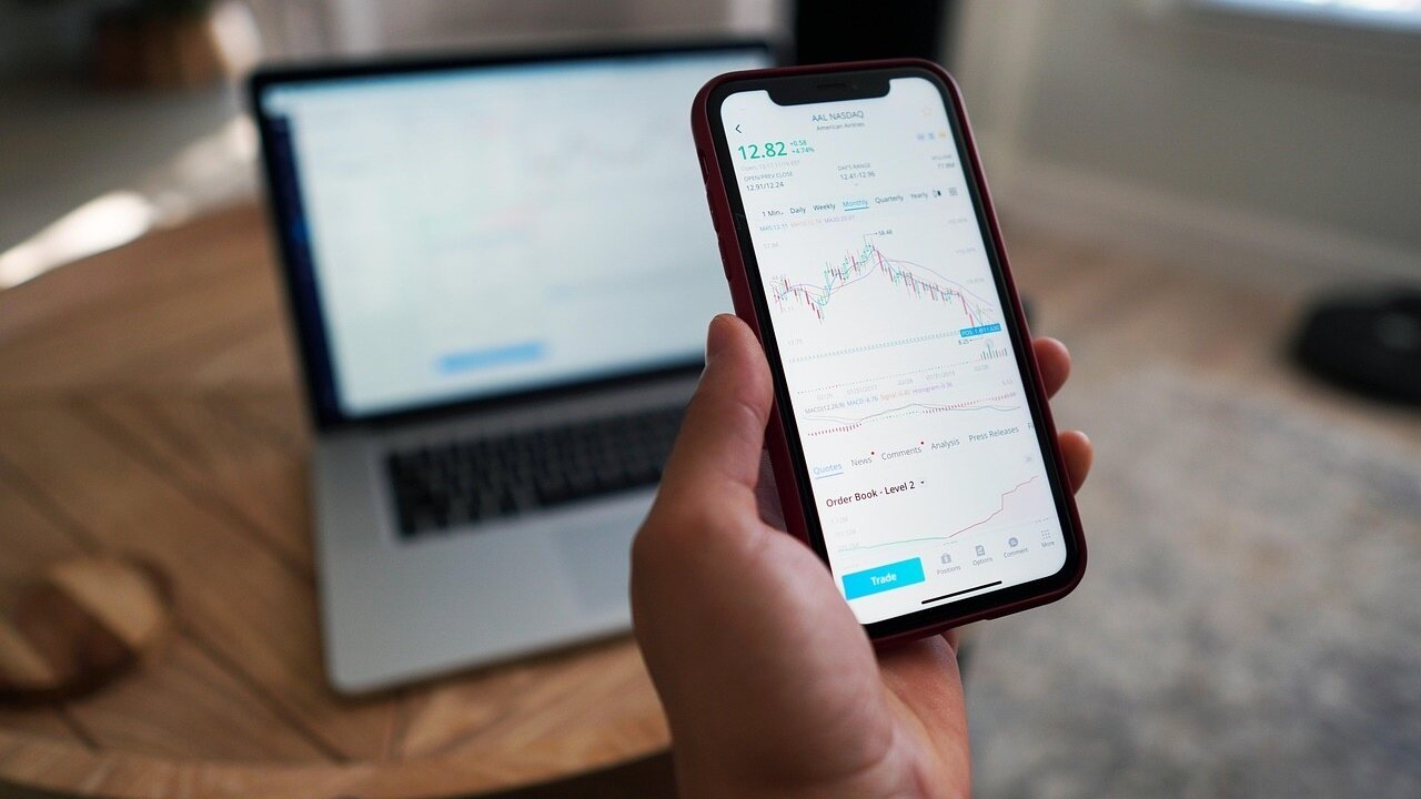 ▼原PO申辦了信貸300萬元投資，但不確定該「一次ALL IN投入」或「分12個月分批進場」。（示意圖／取自<a href="https://www.pexels.com/zh-tw/photo/26762397/">Pexels</a>）<br><figure class="img-wraps"><figcaption class="img-figcaption">另外，他也在考慮投資標的，表示自己只想投大盤，但不知該選美股大盤(VT)還是台股（0050 or 00646)，美股的優點管理費低；台股優點可質押加碼，不確定該怎麼做比較好，想徵詢其他網友的建議。</figcaption><img src="https://p1-news.hfcdn.com/p1-news/ODk0MzkzNm5ld3M,/7aede0d6c38746f2_1280x720.jpg" data-cke-saved-src="https://p1-news.hfcdn.com/p1-news/ODk0MzkzNm5ld3M,/7aede0d6c38746f2_1280x720.jpg" alt="另外，他也在考慮投資標的，表示自己只想投大盤，但不知該選美股大盤(VT)還是台股（0050 or 00646)，美股的優點管理費低；台股優點可質押加碼，不確定該怎麼做比較好，想徵詢其他網友的建議。" border="0"></figure><br>對此，許多網友紛紛給出建議，對於投資頻率，大多數人勸原PO「盡早投入」，建議：「一次買、刪除App不看，20年後打開數錢」、「問就是歐印」、「一次買夠」、「一次買，會怕就一個月內買完」、「生命週期法就是趁早投入，分批到底要幹嘛」、「都信貸了當然要歐印，不然貸來幹嘛」、「分批要幹嘛，浪費時間」。但也有人提醒原PO，關鍵不在於進場方式，更重要的是回檔時要具備承受的心理能力：「只怕你抱不住」，建議原PO要維持穩定現金流，避免承受不了還款壓力。<br><br>▼對於投資方式，較多網友認為原PO既然已經申請信貸，「盡早投入」ALL IN 會較有利。（示意圖／取自<a href="https://pixabay.com/photos/smartphone-hand-stocks-finance-5752795/" data-cke-saved-href="https://pixabay.com/photos/smartphone-hand-stocks-finance-5752795/">pixabay</a>）