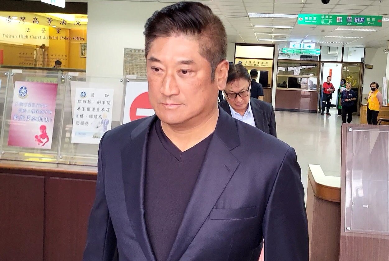 中國信託慈善基金會董事長辜仲諒涉中信銀「澄清湖大樓購地」案，台灣高等法院裁定辜自1月13日起，延長限制出境、出海8月，每日上午7點至11點在住居所持手機拍攝自己面部照片，同步傳送至科技設備監控中心之方式8月。記者王宏舜／攝影 