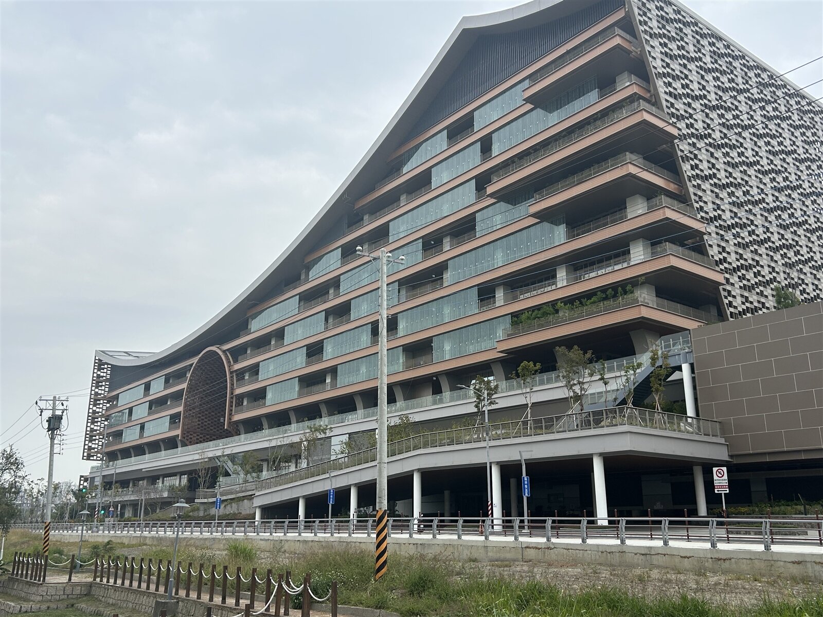 台鐵鳳山車站當年也是以百貨商場模式進行規畫，因招商不順開不成百貨公司，雖然比Lalaport先完工，目前多數空間仍閒置著。記者徐白櫻／攝影 