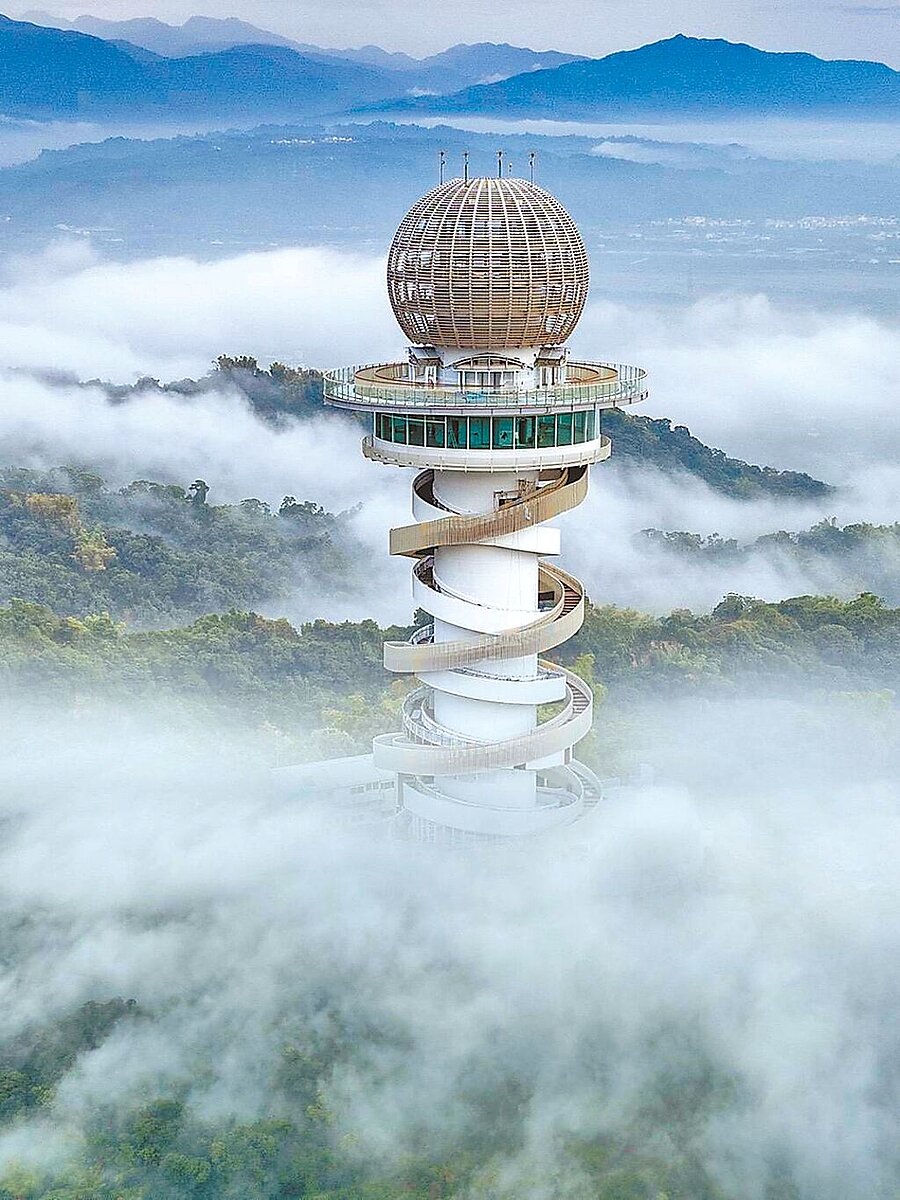 南投「松嶺之星」矗立在雲霧之間,彷彿天空之城,縣府12日將舉行招商說明會,預計今年底營運。圖/南投縣政府提供