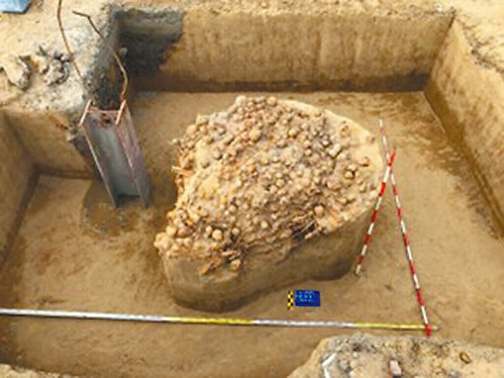 南鐵地下化工程開挖發現一處高度鏽蝕塊狀物,考古團隊初步拆解出大量砲彈群、砲管、軍刀等,研判是清代從火藥庫運至大北門周邊存放。圖/台南市文化局提供