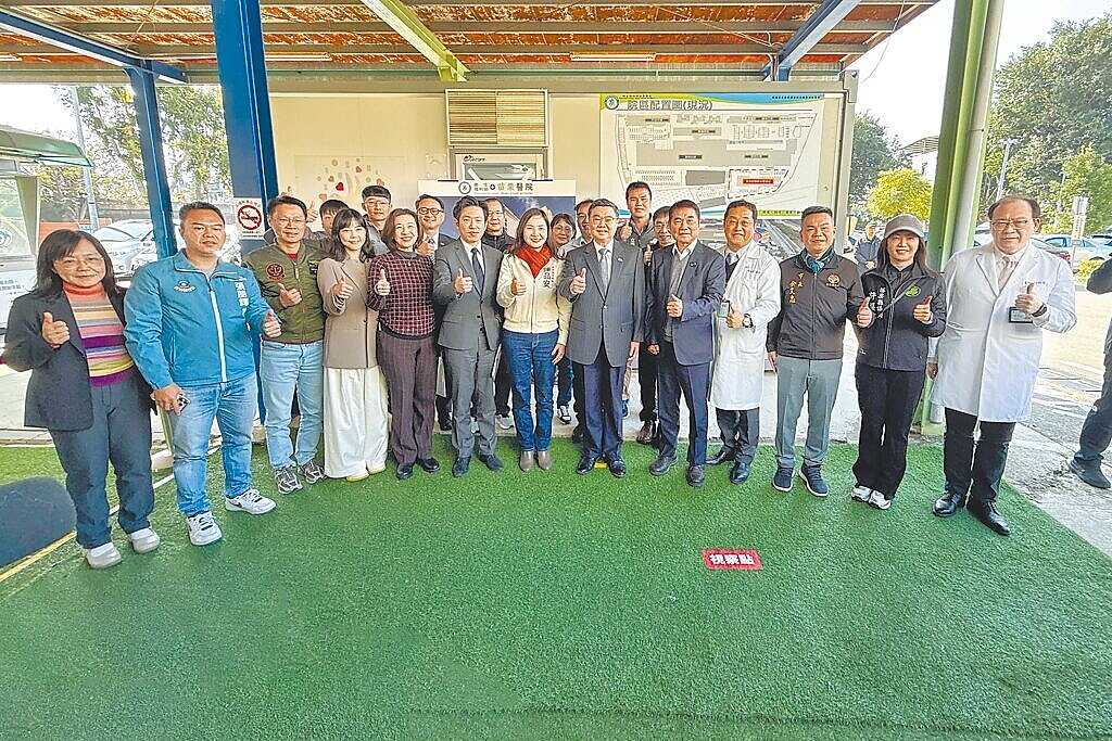 行政院長卓榮泰(前右六)視察苗栗醫院急重症及放射腫瘤擴建計畫,表示新建總經費21億餘元將由中央全額支應。(呂麗甄攝)