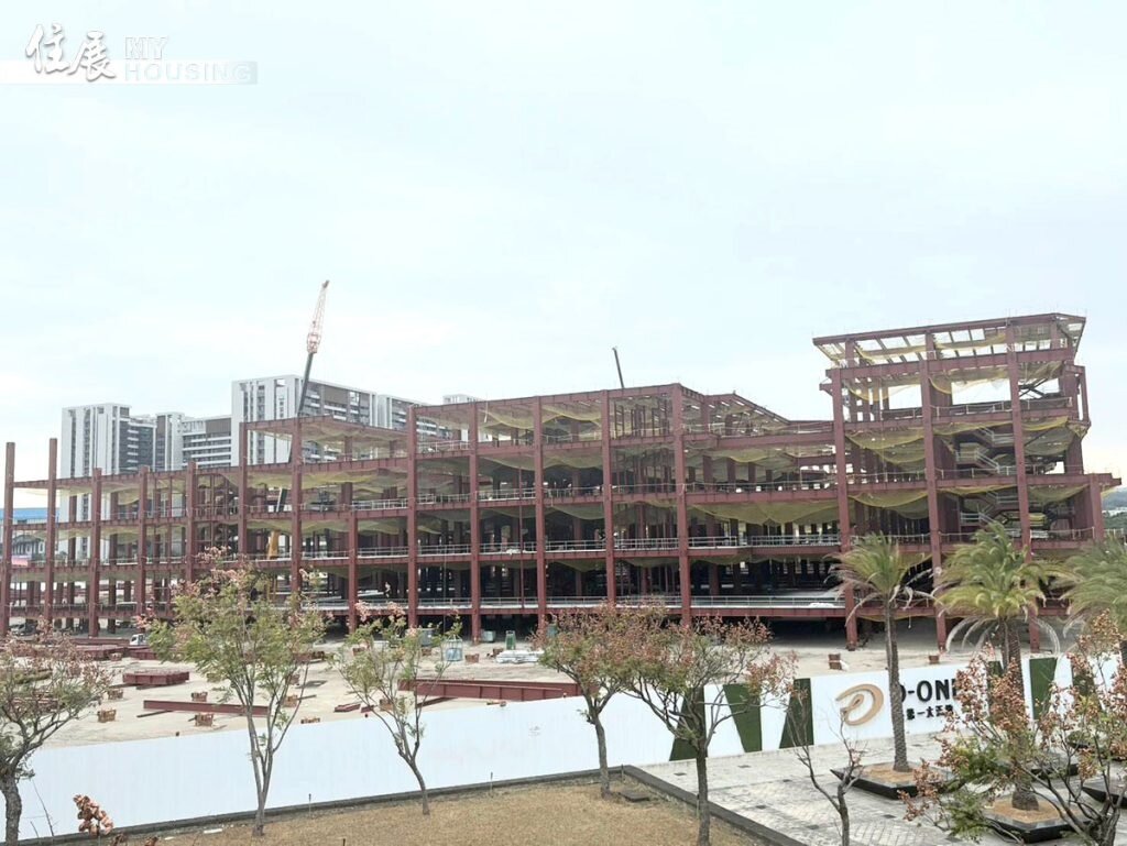 台中高鐵站旁「第一大天地」正如火如荼興建中。 圖／林喬慧攝影