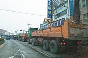 砂石車有專路仍走市區　屏縣府禁
