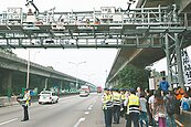 國道收費員　爬ETC門架抗議