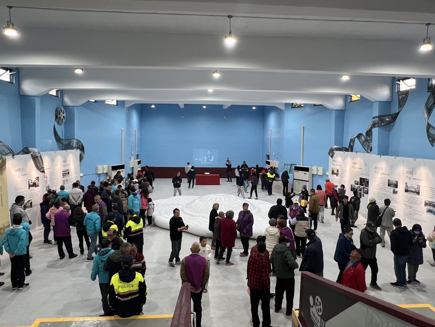 「金沙戲院」在歷經半年修復工程後,於今日正式重新啟用,不少民眾都到戲院裡參觀,重溫舊夢。記者蔡家蓁/攝影