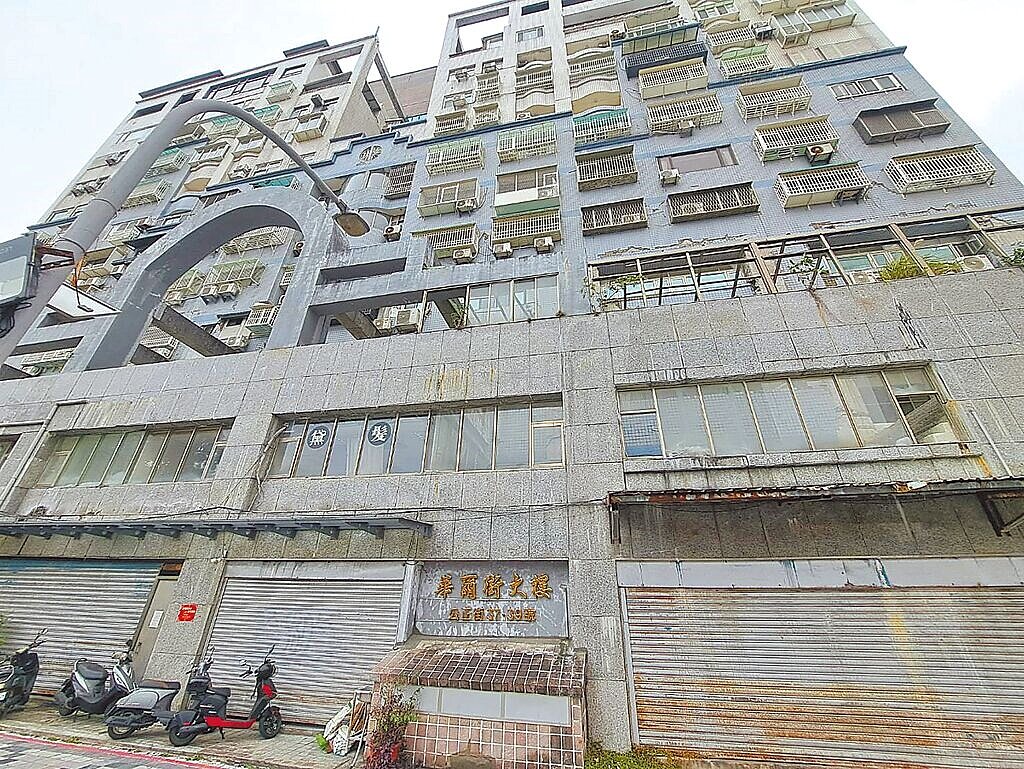 因遭遇地震,花蓮市華爾街大樓被列紅單戶,經過2年開會協調等,決議採弱層補強,近日動工,完工後提升耐震能力。圖/花蓮縣政府提供