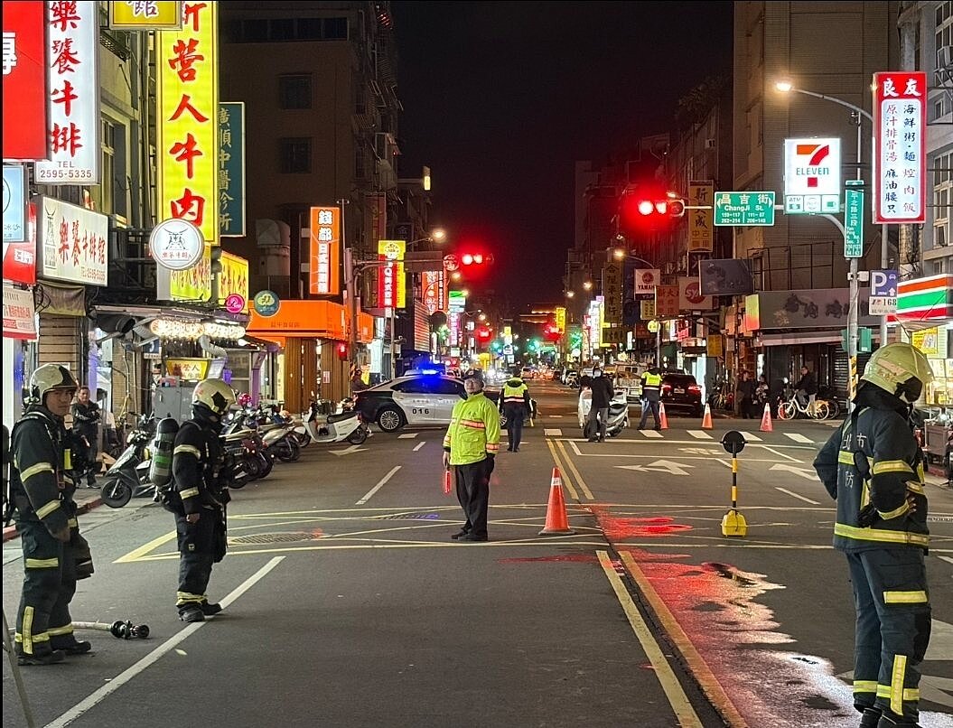 北市延平北路三段傳瓦斯味 晚間緊急開挖封路搶修。圖/里長沈春華提供