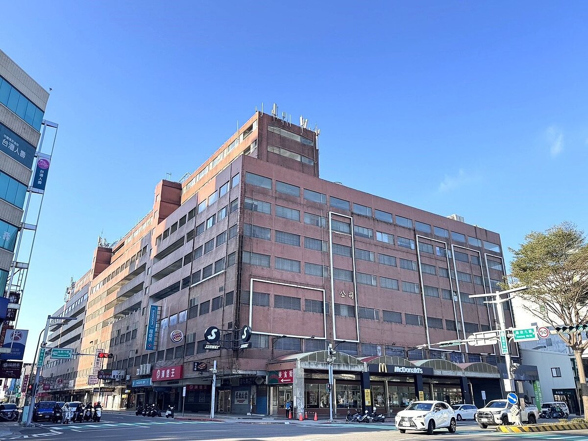 新竹縣竹北市原址為家樂福和HOLA賣場的「縣治停車場商業大樓」,招商傳出新進展,1樓商場由全聯得標。圖/新竹縣政府提供