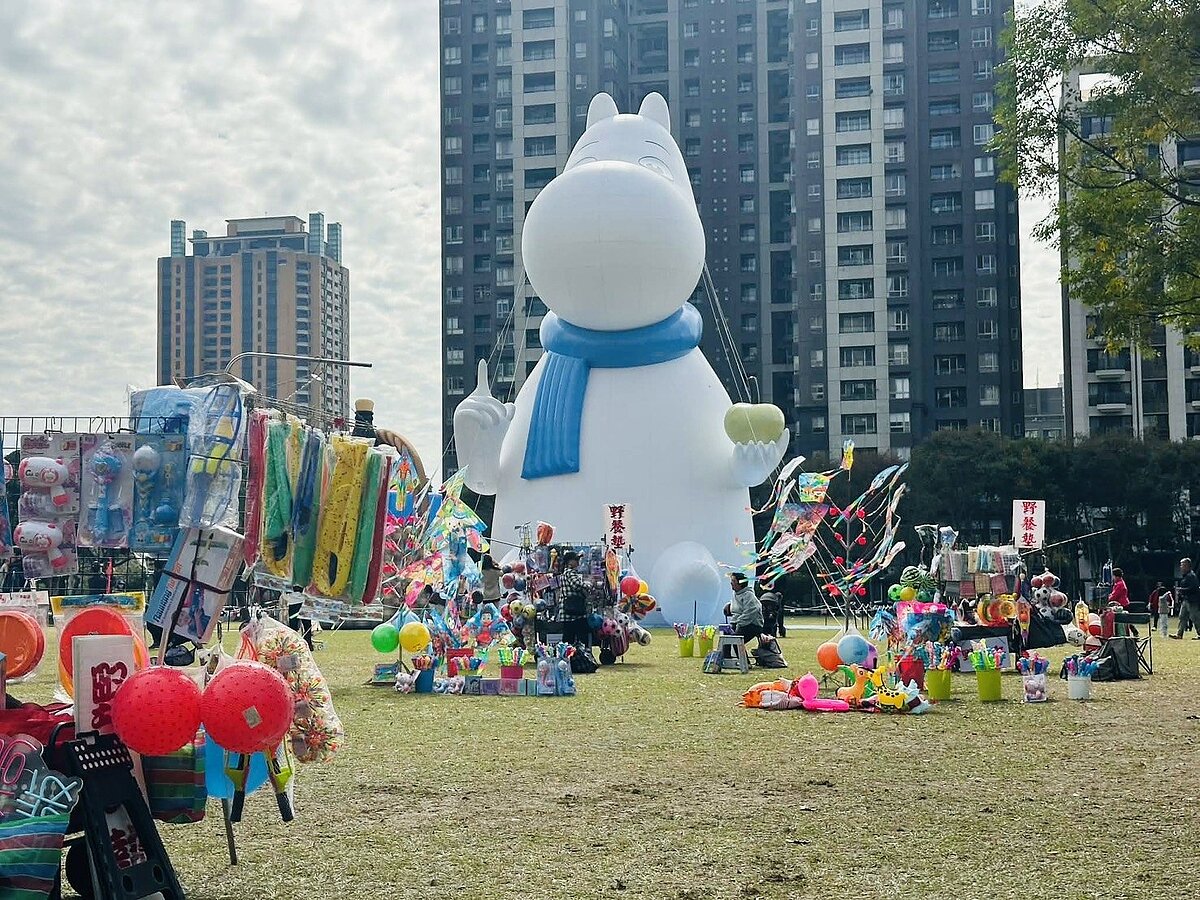 台中市中央公園立起21公尺超大姆明,吸引民眾打卡,卻也成為違規攤販熱點,議員要求市府加強稽查並規畫攤販區域。圖/議員黃守達辦公室提供