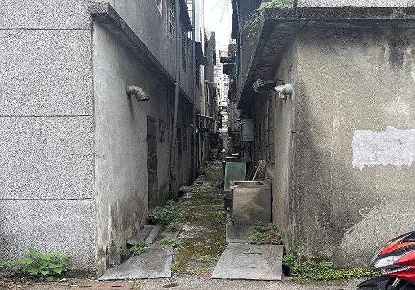 桃園市水務局推汙水下水道接管工程;圖為民宅後巷接管工程施作前樣貌。圖/桃園市水務局提供