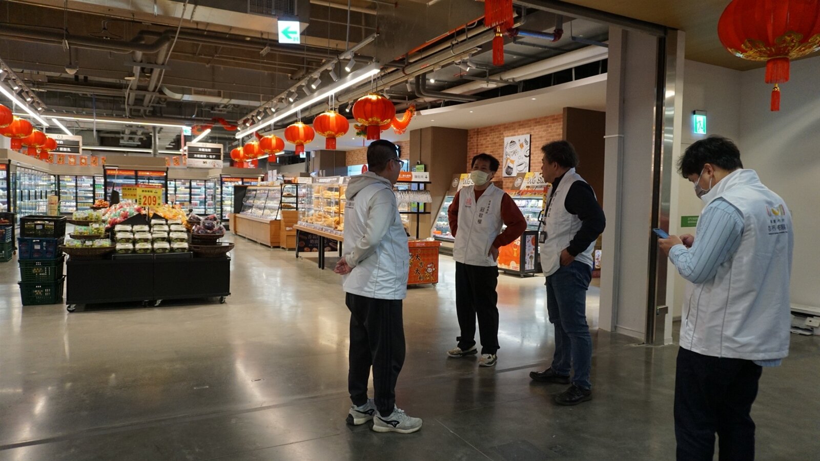 公安稽查目的在提醒業者時刻都要注意營業場域的公共安全，勿任意堆置貨品於逃生動線上。圖：建管處提供