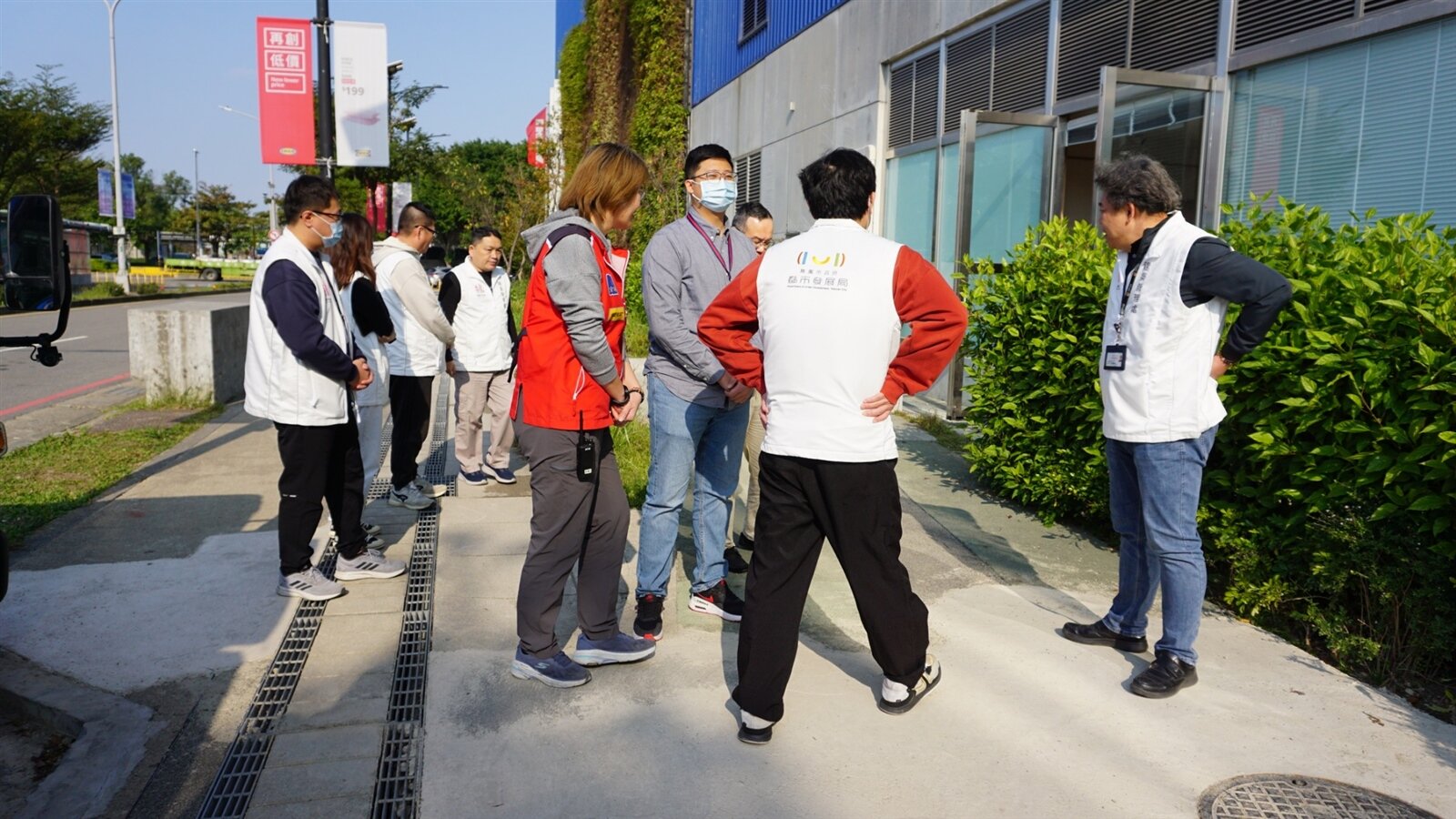 針對室內裝修、逃生動線、避難設施和設備等進行盤檢，確認業者都有妥善落實賣場公共安全規範。圖：建管處提供