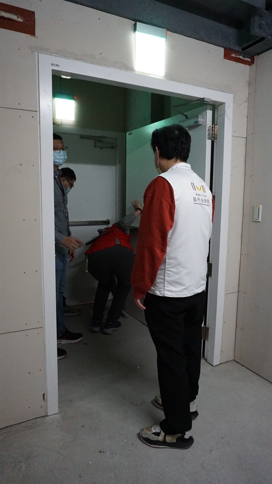 梯間、排煙室、走道，防火鐵捲門要確實可以使用，並且如期完成公安申報。圖：建管處提供