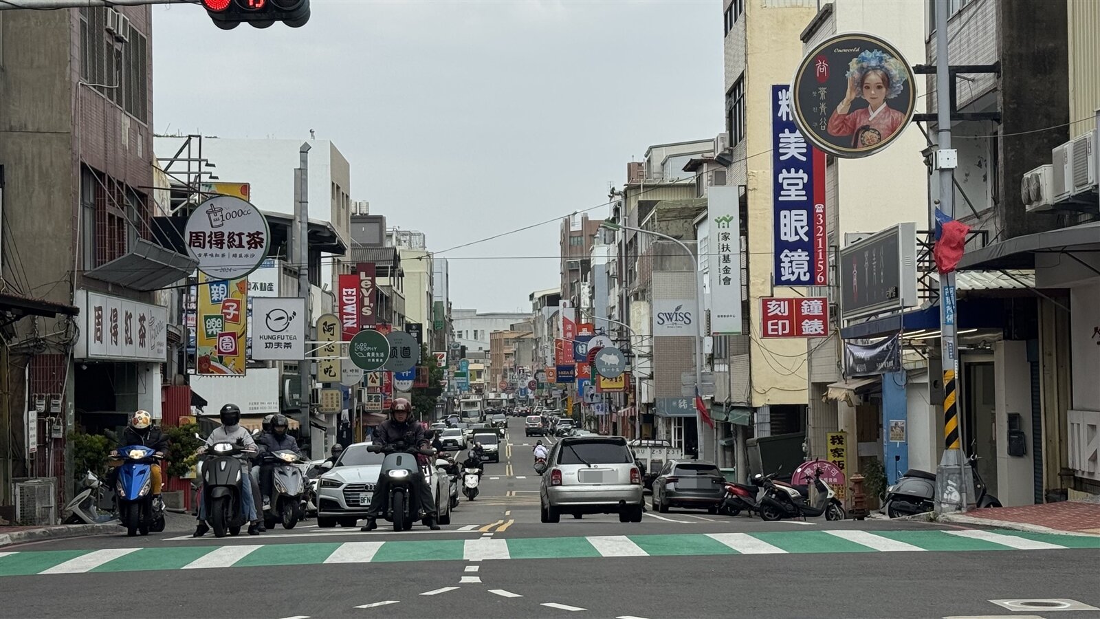 苗栗市府前路疑因裝潢等因素，一些建築沒有掛門牌。記者范榮達／攝影 