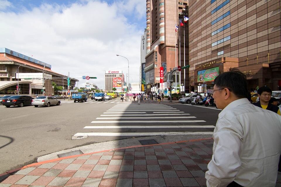柯文哲過去視察忠孝西路公車專用道,提出若當選市長,第一件事要拆掉該專用道。(翻攝自柯文哲Facebook)
