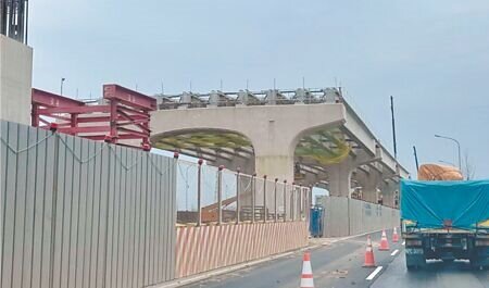 
台66高架化工程導致桃園市觀音區鄰近路段陷入交通黑暗期，相關單位會勘，除加強巡查並增加義交外，市府交通局將在相關路口增加綠燈秒數以疏導車流。（呂筱蟬攝）
