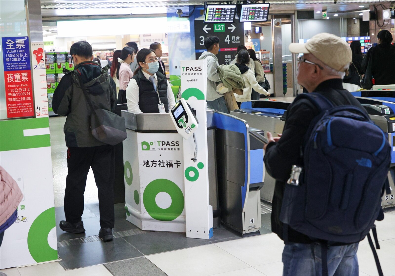 桃園不少通勤族搭乘台鐵北上再轉乘捷運、公車等大眾運具上班，是TPASS通勤月票政策的受惠者。記者潘俊宏／攝影 