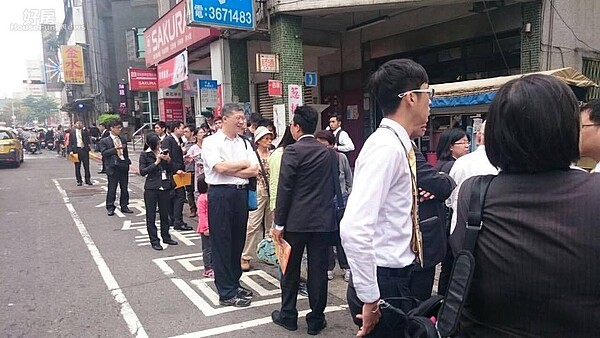 看屋熱潮,台北市師大路巷弄內出現長長看房的排隊人龍,屋齡24年的公寓,三房一廳開價1880萬,短短兩個半小時,吸引151組人排隊看房子。(照片民眾提供)