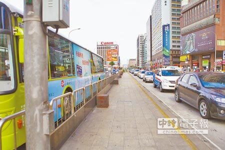 擾民 馬上拆 ↑設置已逾8年一直沒啟用的忠孝西路公車專用道,既無效益也影響車流動線,讓道路更加壅塞,柯文哲決定上任後要拆除。圖中間空著的部份為專用道候車台,右方小客車行走的路面即為公車專用道。(張立勳攝)