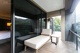 一萬要價近兩萬的大型客房，擁有戶外三面陽台迴廊。L型的躺床可讓房客在此休憩欣賞風景。