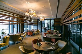 湯屋泡完後，不妨到水岸茶屋來個下午茶。