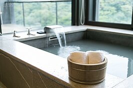 長年55度C的白質溫泉，不僅可增進血液循環改善身體機能，更有養顏美容功效。所有客房內的泡澡池都有一大片風景可以欣賞。