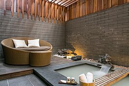 口袋不深，或是臨時想要享受泡湯樂趣暖暖身子的人，還有2300起跳的個人湯屋。