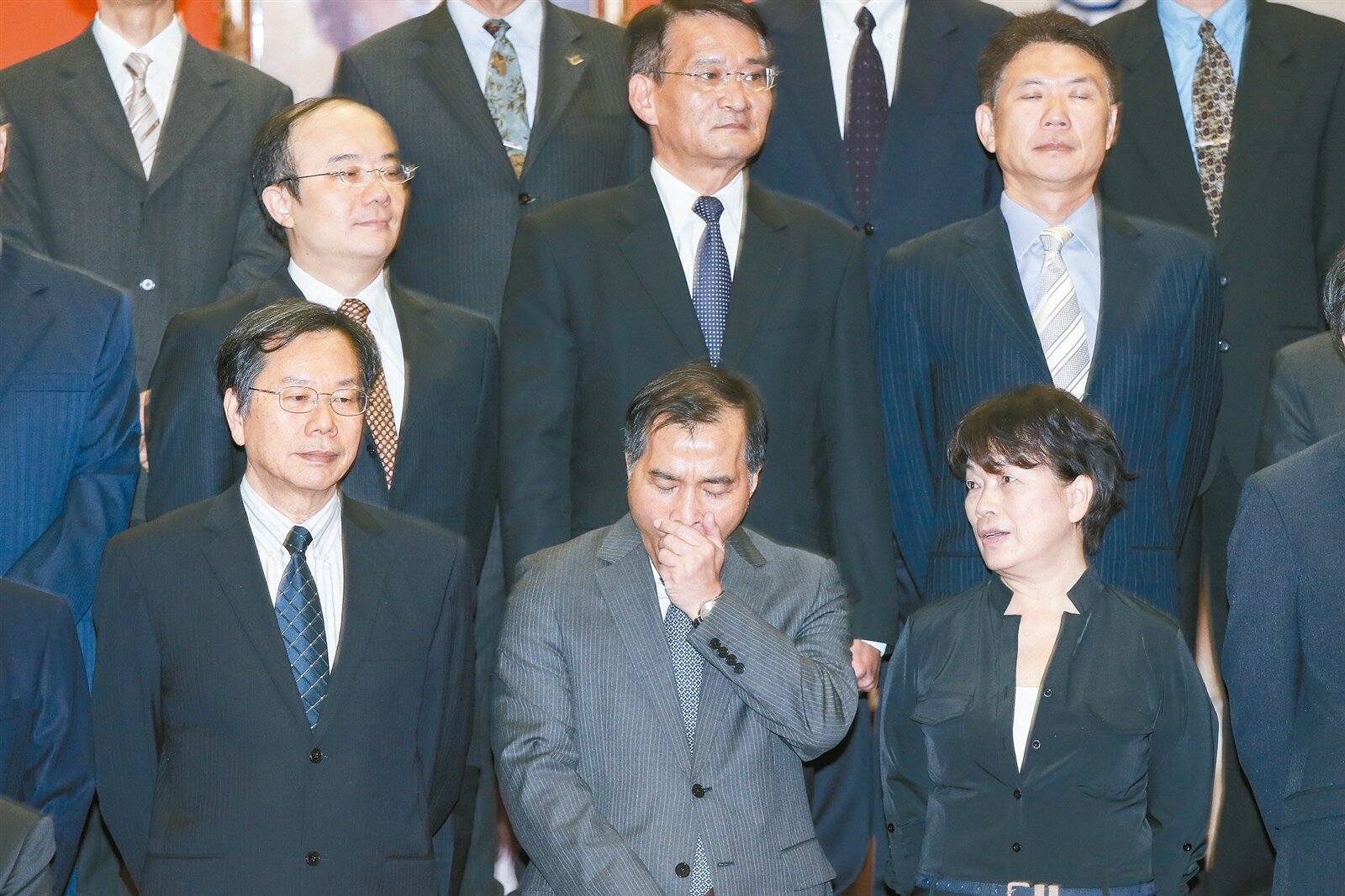 交通部長葉匡時(前排中)預言若高鐵財改不過關,明年將破產;圖為昨天他與閣員總辭拍「畢業照」時,打了大哈欠,似透露他面對高鐵案的無力感。 記者林伯東/攝影