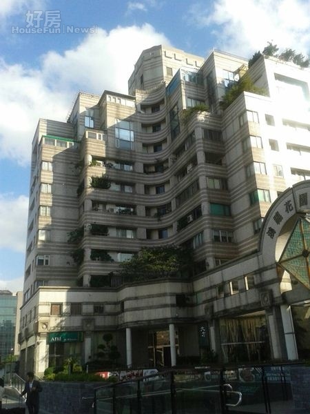 1「鴻禧花園大廈」外觀造型特殊，在信義路五段為知名豪宅。