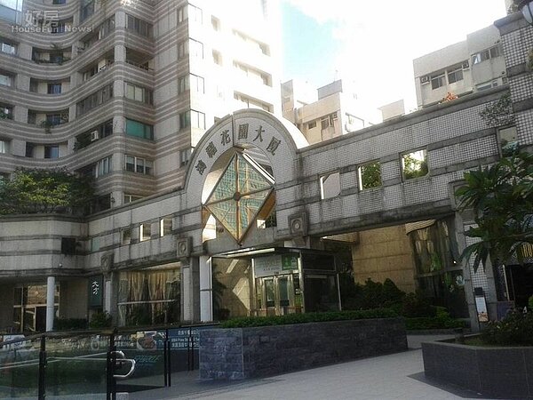 
2中庭氣派，「鴻禧花園大廈」招牌顯眼。