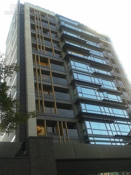 4對面也是瑞安街知名豪宅「華固松露」。