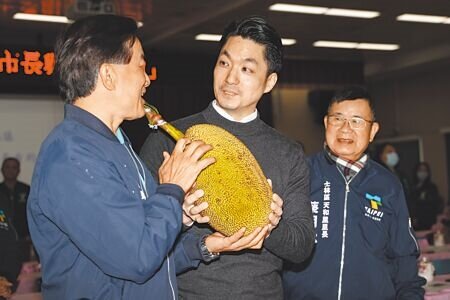 
台北市長蔣萬安（中）12日主持士林區與里長有約座談會，翠山里長陳之貴（左）會前親自送上自己栽種的波羅蜜作為禮物。（鄧博仁攝）
