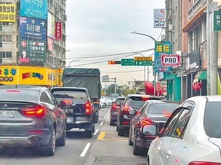 
國道1號中豐交流道民國114年底完工啟用，近期有許多民眾反映，平面道路的中壢環北路與中豐路口因交流道開通，尖峰時段大量車流回堵造成交通壅塞。（呂筱蟬攝）
